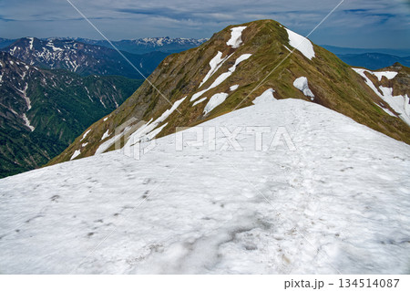 谷川連峰・一ノ倉岳稜線の残雪と茂倉岳・仙ノ倉山・苗場山の眺め 134514087