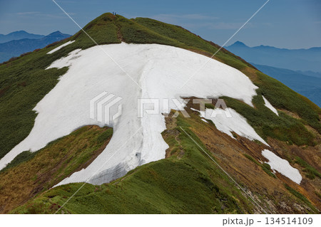 谷川連峰・茂倉岳から見る残雪の一ノ倉岳と上州武尊山・日光白根山・皇海山 谷川連峰・茂倉岳から見る残雪の一ノ倉岳と上州武尊山・日光白根山・皇海山 134514109