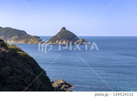 長崎県新上五島町の白草公園からのぞむ矢堅目と灯台の風景 134514132