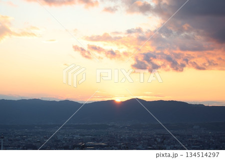 山に沈む夕日 山に沈む夕日 134514297