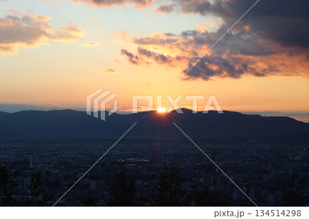 山に沈む夕日 134514298