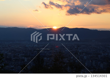 山に沈む夕日 山に沈む夕日 134514301