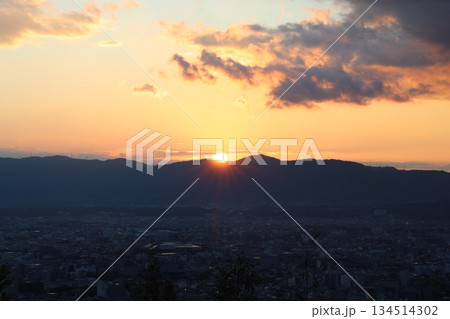 山に沈む夕日 山に沈む夕日 134514302