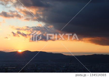 山に沈む夕日 山に沈む夕日 134514303