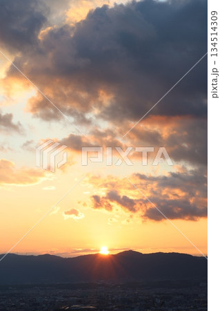 山の上から見た夕日 山の上から見た夕日 134514309
