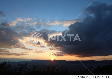 山に沈む夕日 134514311