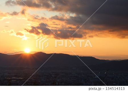 山に沈む夕日 山に沈む夕日 134514313