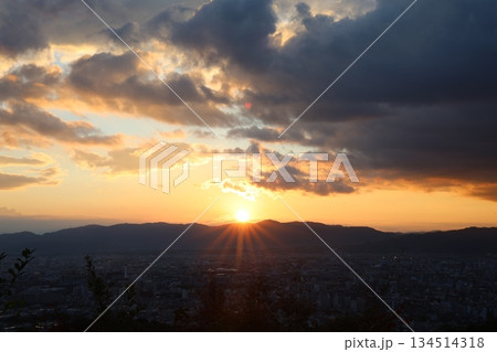 山に沈む夕日 134514318