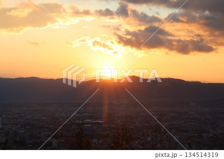 山に沈む夕日 山に沈む夕日 134514319