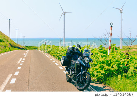 北海道の海と風車とバイク 134514567