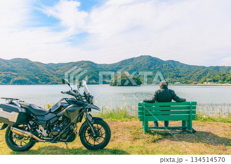 伊勢志摩をバイクでツーリング　ベンチで休むライダー 134514570