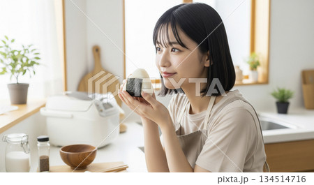 おにぎりを握る女性 134514716