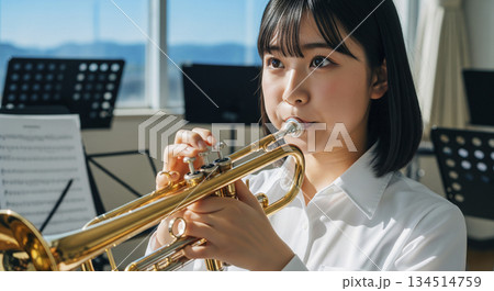 トランペットを吹く女性 134514759