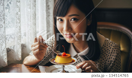 レトロ喫茶　固めのプリンを食べる女性 134514765
