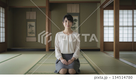 畳で正座する女性 134514780