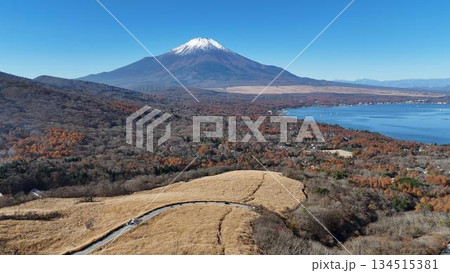 日本の絶景 秋の富士山と紅葉│山梨 三国峠 展望台│空撮素材 日本の絶景 秋の富士山と紅葉│山梨 三国峠 展望台│空撮素材 134515381