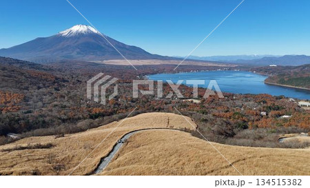 秋晴れの富士山と山中湖のパノラマ│三国峠 芒の原│ドローン撮影 134515382