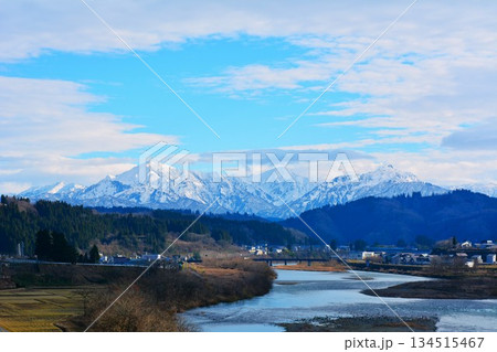 初冬冠雪の越後三山・信濃川風景 134515467