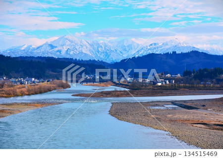初冬冠雪の越後三山・信濃川風景 134515469