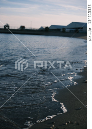 工業地帯の夕暮れ。水面と砂浜の境界線 134515528