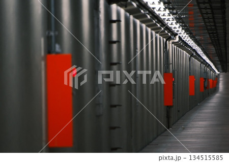 赤い警告灯が並ぶ工業施設の廊下 134515585