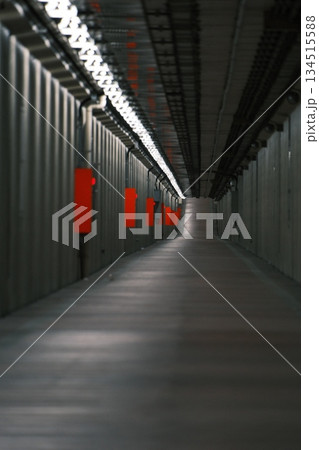 無限に続く工業的な通路と赤いサイン 無限に続く工業的な通路と赤いサイン 134515588