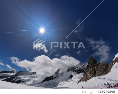 スイスアルプス・ユングフラウヨッホの風景 134515896