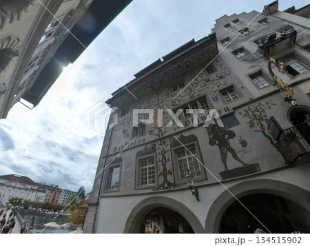 スイス・ルツェルン旧市街のギルドハウス 134515902