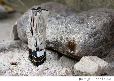 沖縄の御嶽の線香 134515908