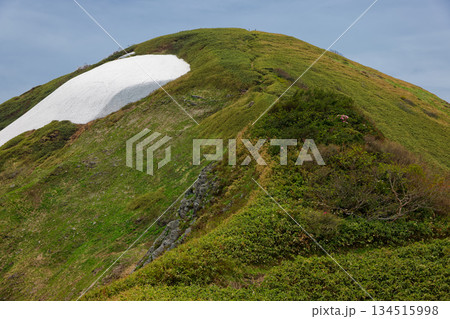 蓬峠への縦走路から見る谷川連峰・茂倉岳山頂 134515998