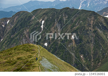 谷川連峰・茂倉岳稜線から見る武能岳と登山者 谷川連峰・茂倉岳稜線から見る武能岳と登山者 134516001