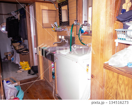 散らかり放題の部屋(遺品整理・ゴミ屋敷) 散らかり放題の部屋(遺品整理・ゴミ屋敷) 134516273