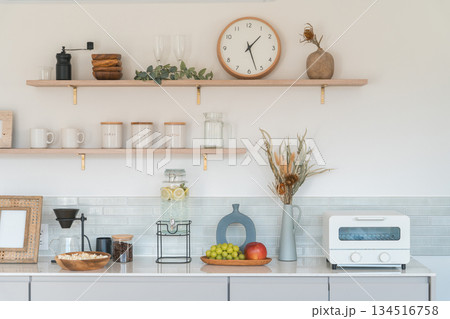 おしゃれなキッチンの収納棚,カップボード,キッチンボード 134516758