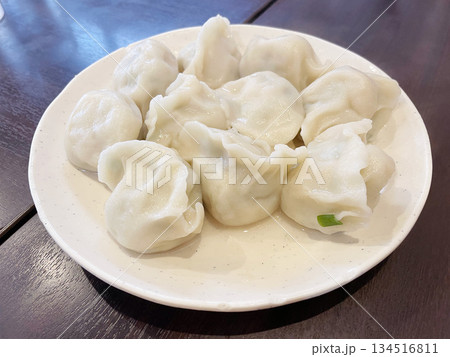 もちもち生地の水餃子 プリプリの食感が楽しい中華料理 134516811