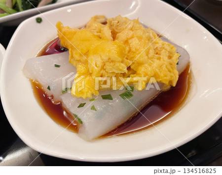 中華料理のもちもち蒸しクレープ 炒り卵のせ 134516825