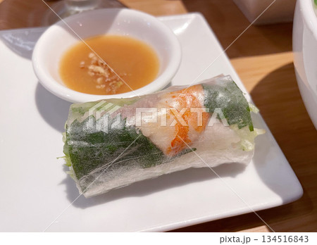 ベトナム料理の生春巻き ライスペーパーで包んだヘルシーフード ベトナム料理の生春巻き ライスペーパーで包んだヘルシーフード 134516843