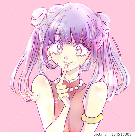 チャイナ服を着た中国人キャラクターイメージの女性　口元に指を添える　笑顔 134517309