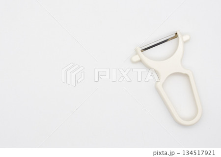清潔感のある白背景に配置されたキッチンの皮むき器（ピーラー） 134517921