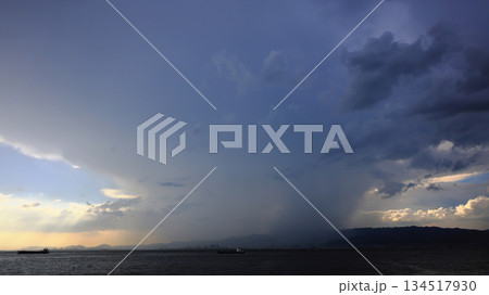 夏の夕方に通り過ぎるゲリラ豪雨、山脈を通り過ぎる激しい雷雨 夏の夕方に通り過ぎるゲリラ豪雨、山脈を通り過ぎる激しい雷雨 134517930