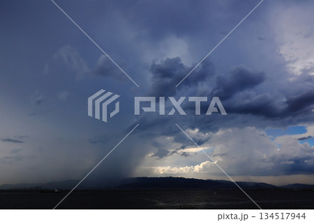 夏の激しい自然現象、積乱雲から降る局地的な集中豪雨 134517944