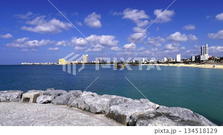 沖縄・アラハビーチの青い海と青い空が広がる南国の風景 134518129