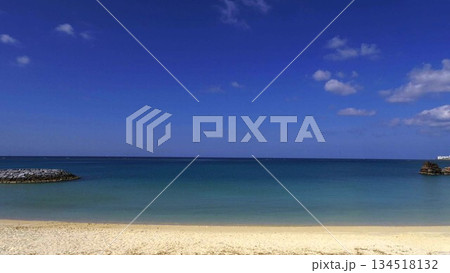 沖縄・アラハビーチの青い海と青い空が広がる南国の風景 沖縄・アラハビーチの青い海と青い空が広がる南国の風景 134518132