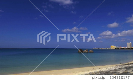 沖縄・アラハビーチの青い海と青い空が広がる南国の風景 沖縄・アラハビーチの青い海と青い空が広がる南国の風景 134518177