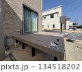 人工木のウッドデッキ工事の現場 134518202