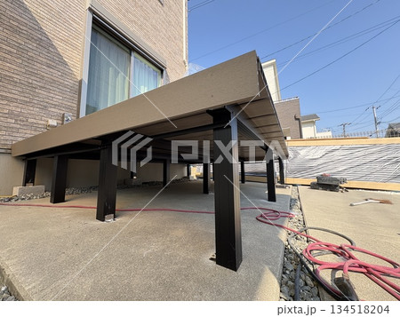 人工木のウッドデッキ工事の現場 134518204