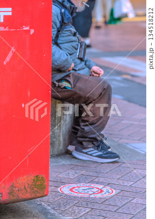 日本の横浜都市景観 煙草をふかす高齢者…高齢化社会…路上喫煙禁止…往来の激しい横浜駅前に何時間も… 134518212