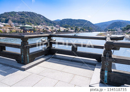 宇治橋から見た宇治川上流の春の風景　京都府宇治市 134518735