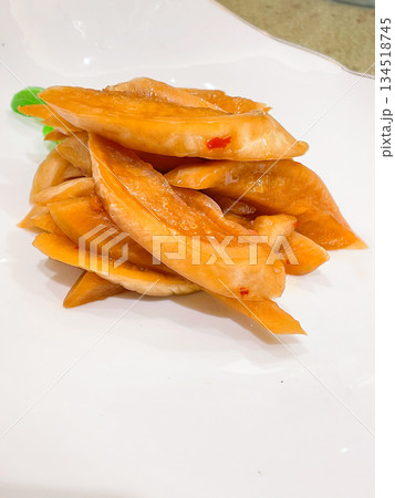 中国料理の前菜　酱萝卜条（大根の醤油漬け） 134518745