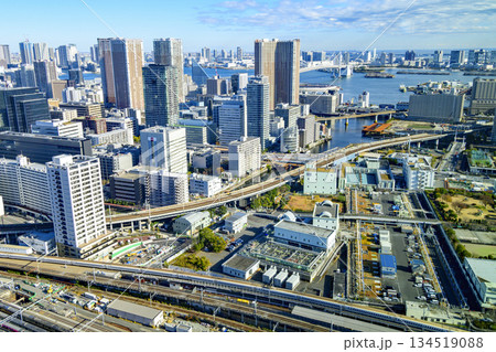 東京都港区 高輪ゲートウェイシティ ニュウマン高輪 28階 山吹の庭からレインボーブリッジ方面 東京都港区 高輪ゲートウェイシティ ニュウマン高輪 28階 山吹の庭からレインボーブリッジ方面 134519088