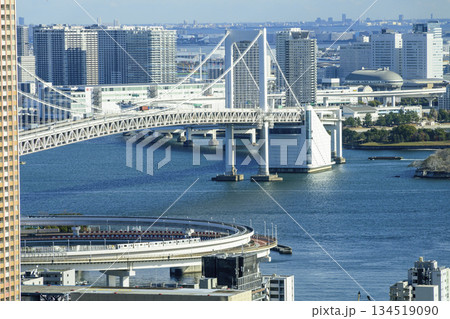 東京都港区　高輪ゲートウェイシティ 　ニュウマン高輪　28階　山吹の庭からレインボーブリッジ方面 134519090